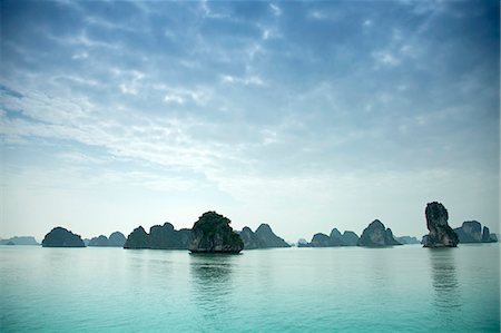 Vietnam, Ha Long Bay. The serene beauty of Ha Long Bay, with the jagged karsts. Photographie de stock - Rights-Managed, Code: 862-08274129