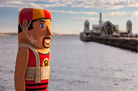 simsearch:862-08272900,k - Victoria Baths Swimming Club Statue (one of the Baywalk Bollards ) looks out over Corio Bay and Cunningham Pier, Geelong, Victoria, Australia. Foto de stock - Direito Controlado, Número: 862-08272895