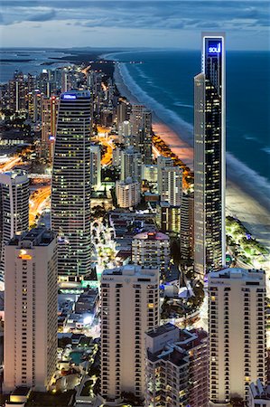 High level view of Surfers Paradise beach and the Tasman Sea at twilight with the Hilton and Soul Hotels in the foreground, Surfers Paradise, Queensland, Australia. Foto de stock - Con derechos protegidos, Código: 862-08272916