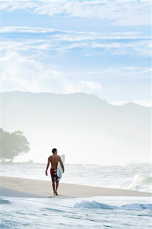 simsearch:862-08272940,k - Central America, Costa Rica, Puntarenas, Nicoya peninsula, a male surfer on a beach near Santa Teresa Stockbilder - Lizenzpflichtiges, Bildnummer: 862-08272938