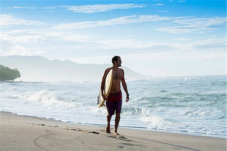 simsearch:862-08272940,k - Central America, Costa Rica, Puntarenas, Nicoya peninsula, a male surfer on a beach near Santa Teresa Stockbilder - Lizenzpflichtiges, Bildnummer: 862-08272939