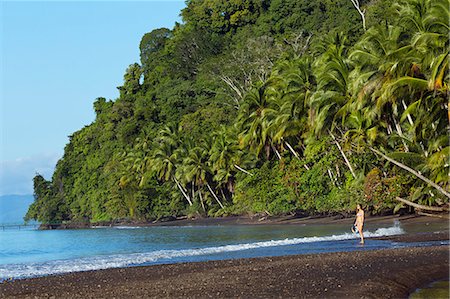 simsearch:862-08272940,k - Central America, Costa Rica, Golfito, a young woman on a black sand beach in Piedras Blancas national park on the Golfo Dulce Stockbilder - Lizenzpflichtiges, Bildnummer: 862-08272941