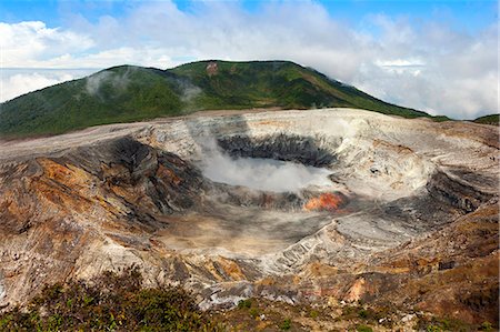 poas volcano - Central America, Costa Rica, Poas volcano   an active 2,708 metre (8,885 ft) stratovolcano in central Costa Rica Fotografie stock - Rights-Managed, Codice: 862-08272952