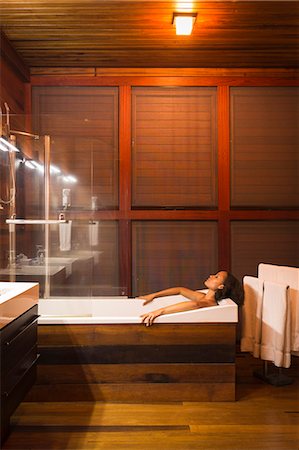 simsearch:862-08273005,k - Dominica, St John Parish, Portsmouth. A young lady relaxes in the bath in a Zing Zing Villa at Secret Bay. . Photographie de stock - Rights-Managed, Code: 862-08272993