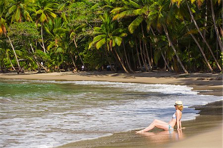 simsearch:862-06825303,k - Dominica, Calibishie. A young woman sits in the sea at Batibou Beach. . Foto de stock - Con derechos protegidos, Código: 862-08273003