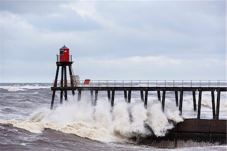 United Kingdom, England, North Yorkshire, Whitby. The East Pier during a Winter storm. Photographie de stock - Rights-Managed, Code: 862-08273044