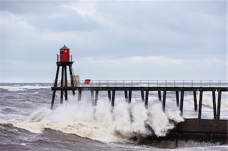 simsearch:862-08273050,k - United Kingdom, England, North Yorkshire, Whitby. The East Pier during a Winter storm. Stockbilder - Lizenzpflichtiges, Bildnummer: 862-08273044