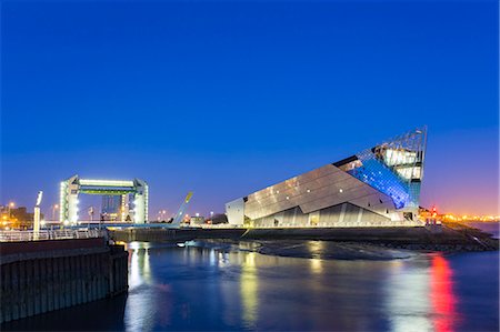 United Kingdom, England, East Yorkshire, Hull. Designed by Sir Terry Farell, The Deep is one of the largest aquariums in Europe. Photographie de stock - Rights-Managed, Code: 862-08273041