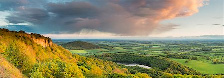 United Kingdom, England, North Yorkshire, Sutton Bank. The classic view of Lake Gormire from Whitestone Cliffs in Spring. Photographie de stock - Rights-Managed, Code: 862-08273058
