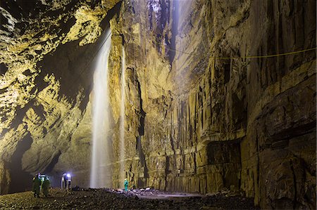 United Kingdom, England, North Yorkshire, Clapham. The main chamber of Gaping Gill during a twice yearly winch meet when non cavers can experience the largest underground chamber and unbroken waterfall in England. The main chamber is 322ft deep and is comparable to York Minster in volume. Foto de stock - Con derechos protegidos, Código: 862-08273052