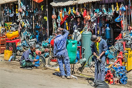 perceuse électrique - Ethiopia, Addis Ababa, Mercato.  Stalls at the sprawling Mercato Market selling new and second hand electrical equipment and motors. Almost every conceivable discarded item is repaired and re cycled at Mercato. Photographie de stock - Rights-Managed, Code: 862-08273067