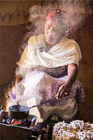 simsearch:862-03354002,k - Ethiopia, Gheralta, Tigray Region. A Tigray woman roasts coffee in her home in preparation for an Ethiopian coffee ceremony which is one of the most recognised forms of Ethiopian culture. Photographie de stock - Rights-Managed, Code: 862-08273071