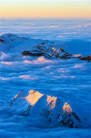 simsearch:862-03711424,k - Europe, France, Haute Savoie, Rhone Alps, Chamonix, sea of clouds weather inversion over Chamonix valley Foto de stock - Con derechos protegidos, Código: 862-08273116