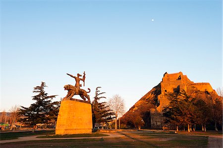 simsearch:862-03437387,k - Eurasia, Caucasus region, Georgia, Shida Kartli, Gori, Gori Castle and Lomtchabuki statue Stock Photo - Rights-Managed, Code: 862-08273162