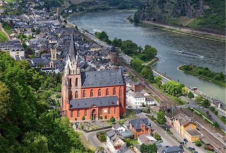 View from the Schoenburg Castle onto Oberwesel on the River Rhine in Germany. In the middle of the image the Liebfrauenkirche. Stock Photo - Rights-Managed, Code: 862-08273182