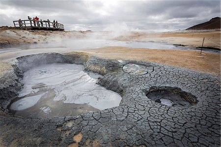 Iceland, Hverir, geothermal area in Northern Iceland, with steam and mud pools. tourists enjoying the view Foto de stock - Con derechos protegidos, Código: 862-08273219