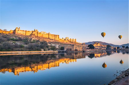 simsearch:862-08273264,k - India, Rajasthan, Jaipur, Amer.  The magnificent 16th century Amber Fort at sunrise with two hot air balloons aloft. Stock Photo - Rights-Managed, Code: 862-08273278