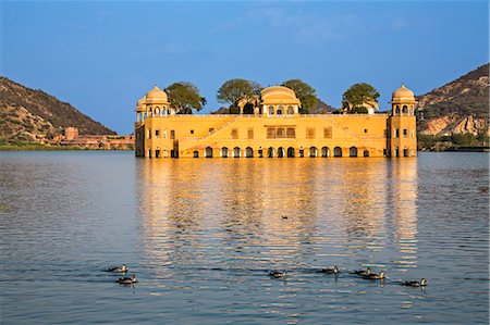 India, Rajasthan, Jaipur.  Jal Mahal Palace is commonly known as the Water Palace. This 18th century palace is located in the middle of Man Sagar Lake with the Aravalli hills in the distance. Foto de stock - Con derechos protegidos, Código: 862-08273273