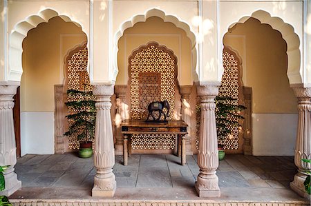 simsearch:862-08273265,k - India, Rajasthan, Jaipur.  An attractive veranda at the Samode Haveli, a historic 175 years old mansion which has been converted into a luxury hotel. Foto de stock - Con derechos protegidos, Código: 862-08273288