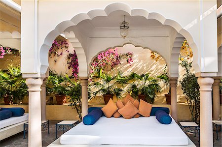 simsearch:862-08273265,k - India, Rajasthan, Jaipur.  An attractive poolside alcove at the Samode Haveli, a historic 175 years old mansion which has been converted into a luxury hotel. Foto de stock - Con derechos protegidos, Código: 862-08273289