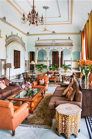 simsearch:862-08273265,k - India, Rajasthan, Jaipur.  An attractive open sitting room at the Samode Haveli, a historic 175 years old mansion which has been converted into a luxury hotel. Foto de stock - Con derechos protegidos, Código: 862-08273290