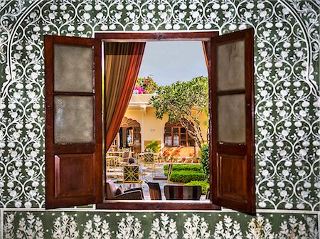 simsearch:862-08273265,k - India, Rajasthan, Jaipur.  A courtyard of the Samode Haveli, a historic 175 years old mansion which has been converted into a luxury hotel. Foto de stock - Con derechos protegidos, Código: 862-08273291