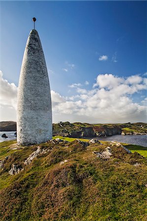 simsearch:862-03888487,k - The white painted Baltimore Beacon  at the entrance to the harbour at Baltimore, Co. Cork, Ireland. Photographie de stock - Rights-Managed, Code: 862-08273315