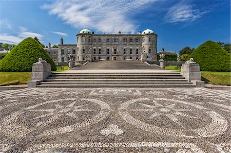 The Italianate Gardens and House of the Powerscourt Estate & Demesne, designed by the Architect Richard Cassels, Powerscourt, Eniskerry, Co. Wicklow, Ireland. Fotografie stock - Rights-Managed, Codice: 862-08273317