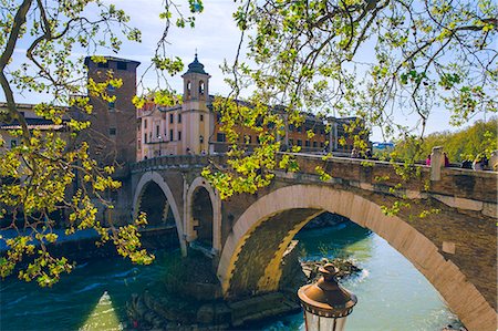 rome - Rome, Lazio, Italy. Bridge to Tiberina isle. Foto de stock - Con derechos protegidos, Código: 862-08273329