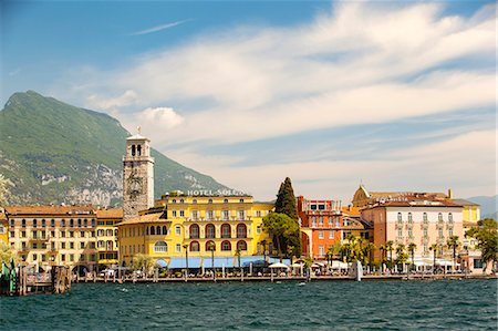 riva - Italy, Sud Tyrol, Lake Garda. The Torrel Apponale, Restaurants and Hotels at the old Town overlooking the Lake at Riva del Garda. Fotografie stock - Rights-Managed, Codice: 862-08273388