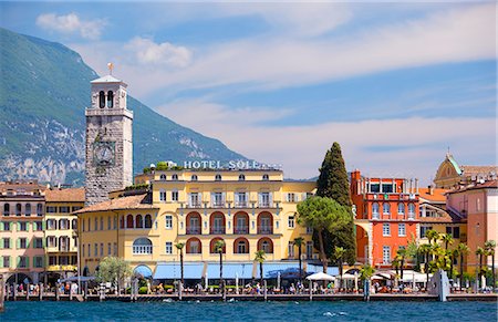 riva - Italy, Sud Tyrol, Lake Garda. The Torrel Apponale, Restaurants and Hotels at the old Town overlooking the Lake at Riva del Garda. Fotografie stock - Rights-Managed, Codice: 862-08273389