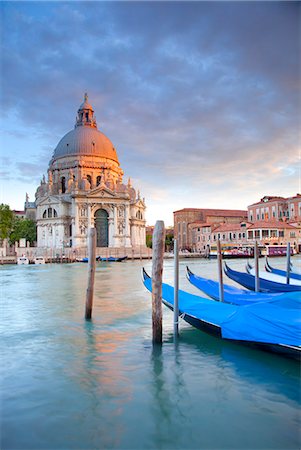 Italy, Veneto, Venice. Gondolas moored on the Gran Canal overlooking Santa Maria della Salute. Stockbilder - Lizenzpflichtiges, Bildnummer: 862-08273392