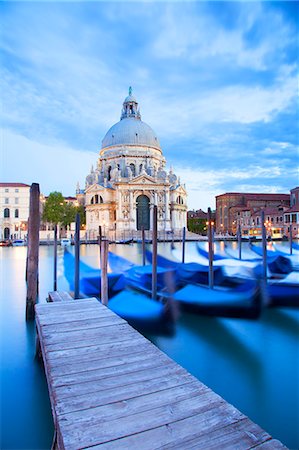 saudando - Italy, Veneto, Venice. Wooden jetty and gondolas moored on the Gran Canal overlooking Santa Maria della Salute. Foto de stock - Direito Controlado, Número: 862-08273393