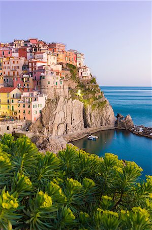 seaside village - Manarola, Cinque Terre, Liguria, Italy. Sunset over the town, view from a vantage point Photographie de stock - Rights-Managed, Code: 862-08273444