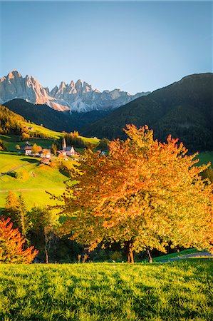 simsearch:879-09043493,k - Odle, Dolomites Alps, Trentino Alto Adige, Italy. autumn colors and Santa Maddalena church Photographie de stock - Rights-Managed, Code: 862-08273452