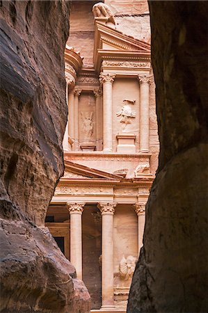 sculpted - Jordan, Petra.  The Siq is the main entrance to the ancient Nabataean city of Petra. At the end of the high walled, narrow gorge stands the city s most beautiful monument, Al Khazneh, popularly known as  The Treasury . Foto de stock - Con derechos protegidos, Código: 862-08273505