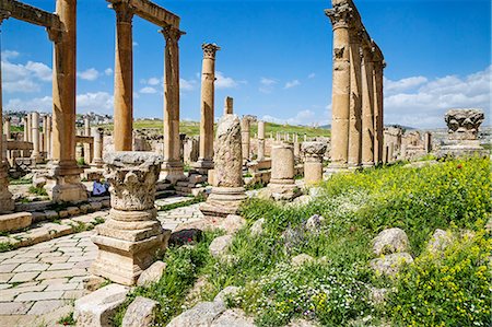 Jordan, Jerash.  A section of the  Cardo  of the ancient Roman city of Jerash. This 600 metres long colonnaded street dates to about 120 AD and runs the length of the city. It was once lined with shops and residences. Photographie de stock - Rights-Managed, Code: 862-08273500