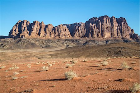 Jordan, Wadi Rum. An iconic desert landscape in Wadi Rum with the dramatic Jebel Qatar Mountain range in the distance. Foto de stock - Con derechos protegidos, Código: 862-08273519