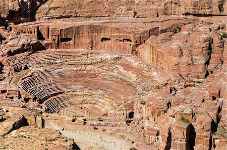 simsearch:862-08273510,k - Jordan, Petra. A huge amphitheatre in the ancient Nabataean city of Petra was mostly hewn out of solid pink sandstone in the first century AD.  It could seat about 7,000 people. Nabataean tombs line the back wall. Photographie de stock - Rights-Managed, Code: 862-08273510
