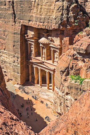 Jordan, Petra. The most outstanding monument in the ancient Nabataean city of Petra is Al Khazeneh, popularly known as The Treasury. It was hewn into a cliff face of pink sandstone in the first century AD as a king s tomb. Foto de stock - Direito Controlado, Número: 862-08273511