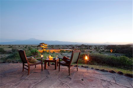 Kenya, Amboseli National Park, Tortilis Camp. Sundowner set for two, overlooking Mount Kilimanjaro. Foto de stock - Con derechos protegidos, Código: 862-08273531