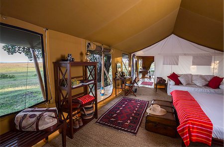 simsearch:862-03366657,k - Kenya, Mara North Conservancy. The interior of a luxury safari tent in Elephant Pepper Camp. Fotografie stock - Rights-Managed, Codice: 862-08273579