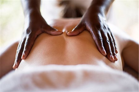eastern province - Kenya, Meru. A guest enjoys a massage. Foto de stock - Direito Controlado, Número: 862-08273573