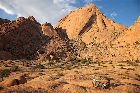 simsearch:862-06677169,k - Namibia, Spitzkoppe. A couple enjoy evening sundowners look out over Spitzkoppe. Photographie de stock - Rights-Managed, Code: 862-08273718