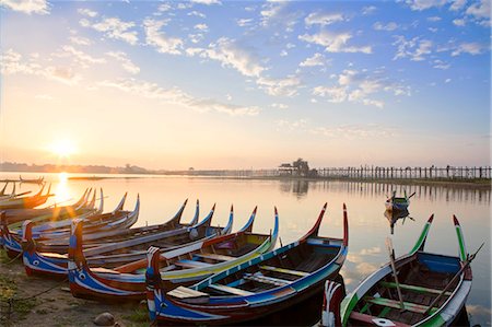 Asia, Southeast Asia, Myanmar, Mandalay, traditional fishing boats next to the U Bein teak bridge on the Taungthaman Lake near Amarapura Foto de stock - Direito Controlado, Número: 862-08273711