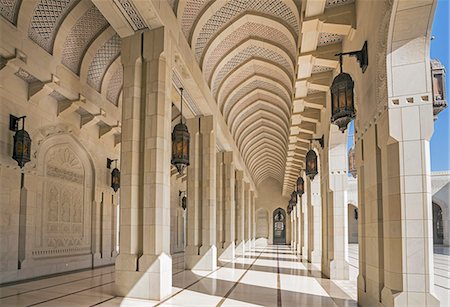 simsearch:862-03437293,k - Oman, Muscat, Boshar.  An ornate covered passageway in the magnificent Sultan Qaboos Grand Mosque. Construction started in 1995 and took six years to complete. Foto de stock - Con derechos protegidos, Código: 862-08273734