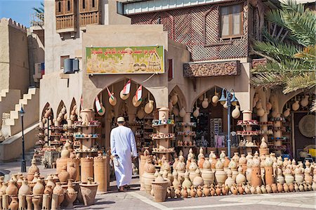 Oman, Ad Dakhiliyah Governorate, Nizwa. A shop selling a wide range pf locally made clay products in Nizwa souq. Stockbilder - Lizenzpflichtiges, Bildnummer: 862-08273751