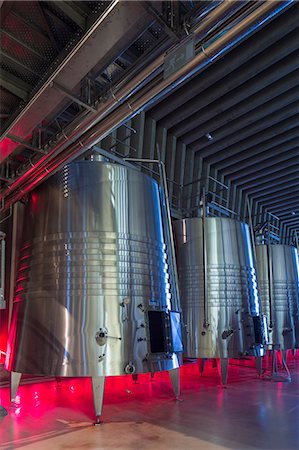 Spain, Burgos, Gumiel de Izan. Stainless steel fermentation tanks in Bodegas Portia, a modern Ribera Del Duero winery designed by Norman Foster architects. Photographie de stock - Rights-Managed, Code: 862-08273801