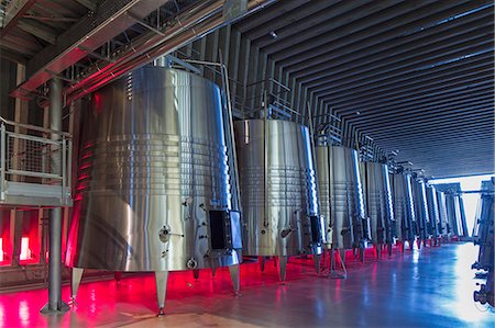 Spain, Burgos, Gumiel de Izan. Stainless steel fermentation tanks in Bodegas Portia, a modern Ribera Del Duero winery designed by Norman Foster architects. Photographie de stock - Rights-Managed, Code: 862-08273802