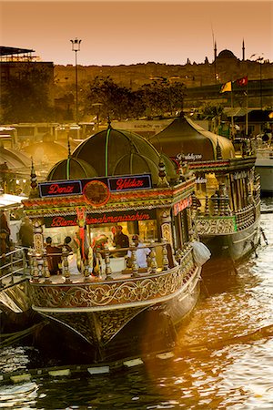 Floating restaurants boats near Galata Bridge at sunset, Istanbul, Turkey Fotografie stock - Rights-Managed, Codice: 862-08273894